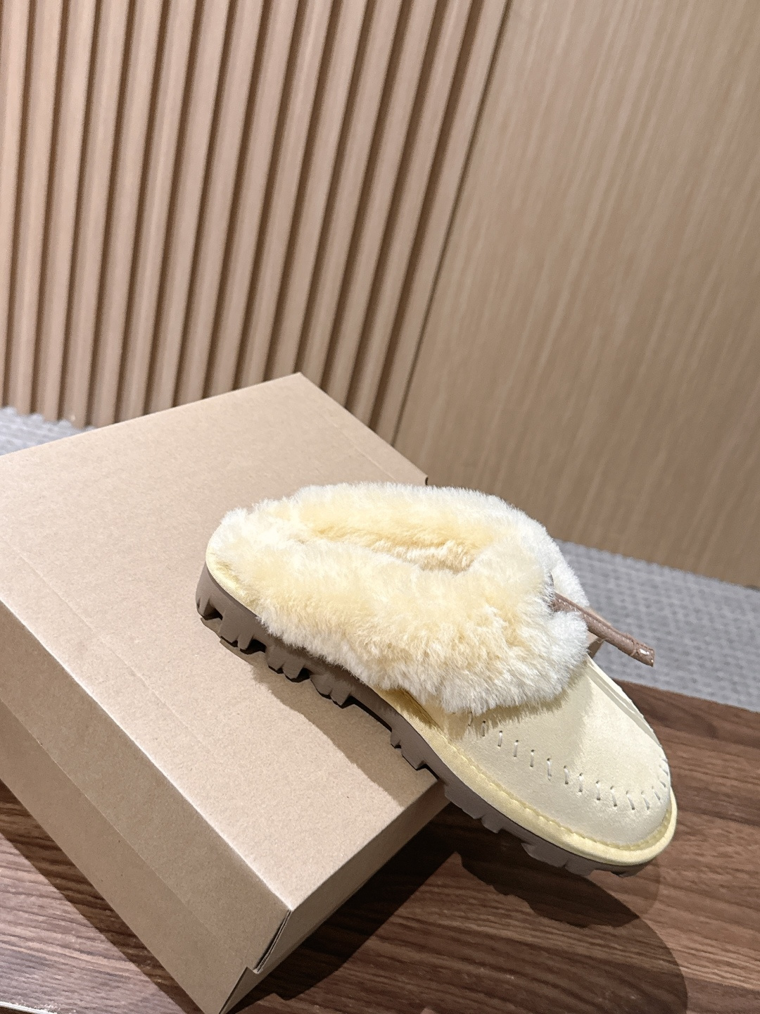UGG Coquette Stitch 克格特缝线便鞋✨ 秋冬“踩云级”本命毛毛半拖,适配所有慵懒系穿搭 复古民族风明线 UGG Coquette Stitch 克格特缝线便鞋✨ 秋冬“踩云级”本命毛毛半拖,适配所有慵懒系穿搭 复古民族风明线