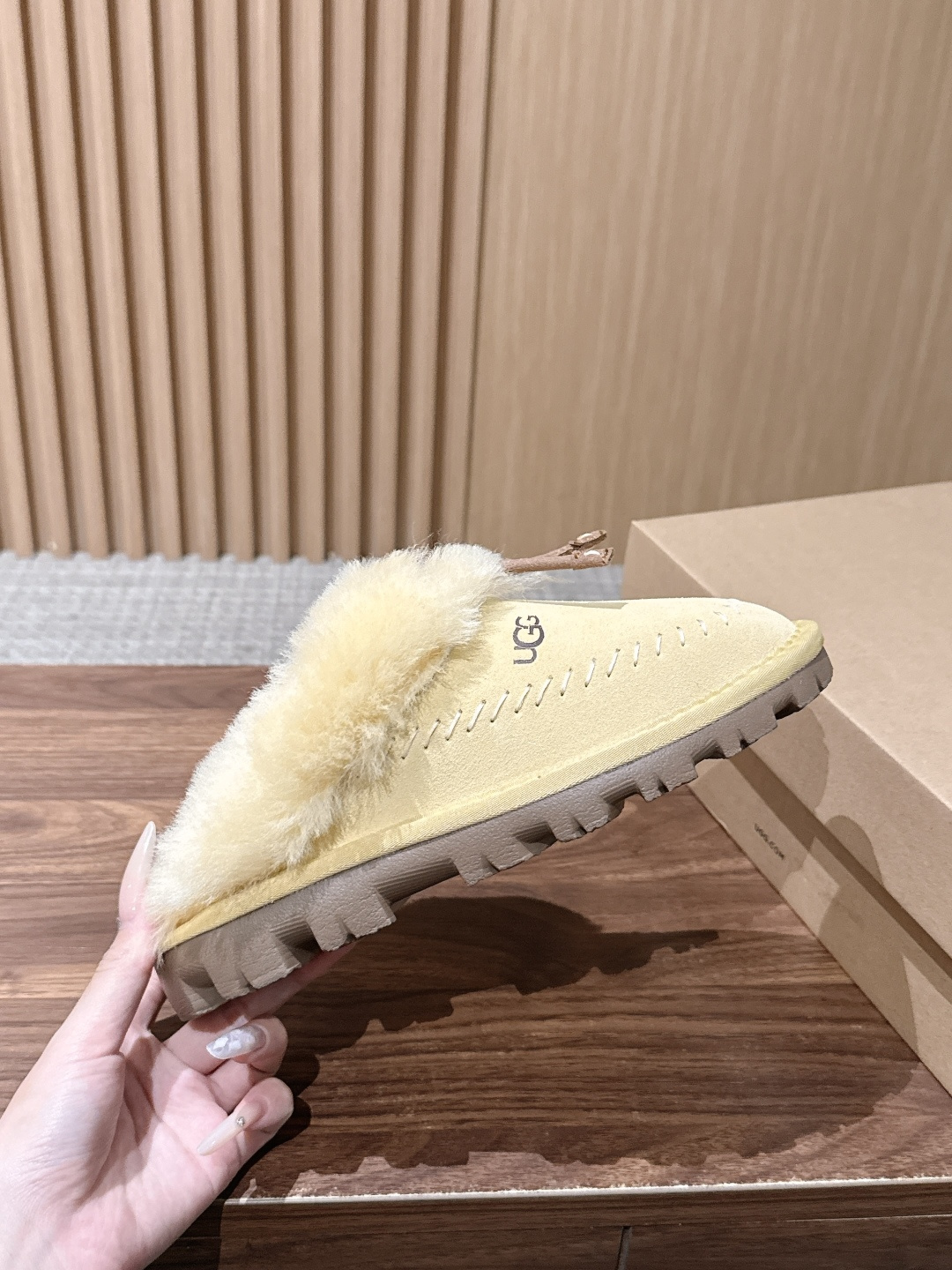 UGG Coquette Stitch 克格特缝线便鞋✨ 秋冬“踩云级”本命毛毛半拖,适配所有慵懒系穿搭 复古民族风明线 UGG Coquette Stitch 克格特缝线便鞋✨ 秋冬“踩云级”本命毛毛半拖,适配所有慵懒系穿搭 复古民族风明线
