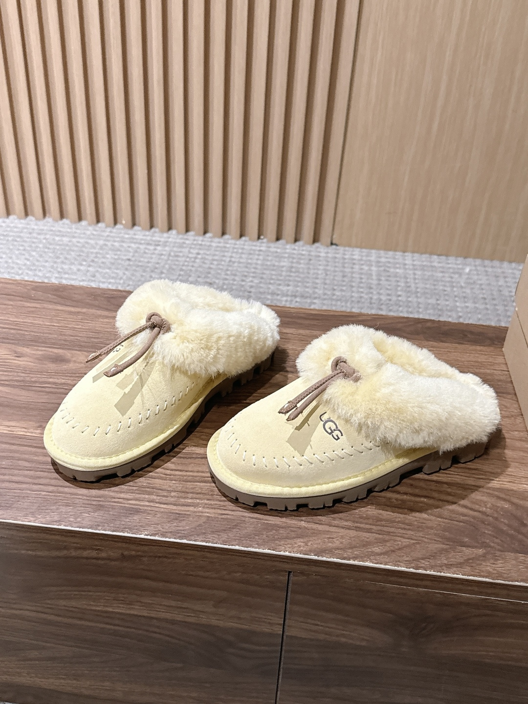 UGG Coquette Stitch 克格特缝线便鞋✨ 秋冬“踩云级”本命毛毛半拖,适配所有慵懒系穿搭 复古民族风明线 UGG Coquette Stitch 克格特缝线便鞋✨ 秋冬“踩云级”本命毛毛半拖,适配所有慵懒系穿搭 复古民族风明线