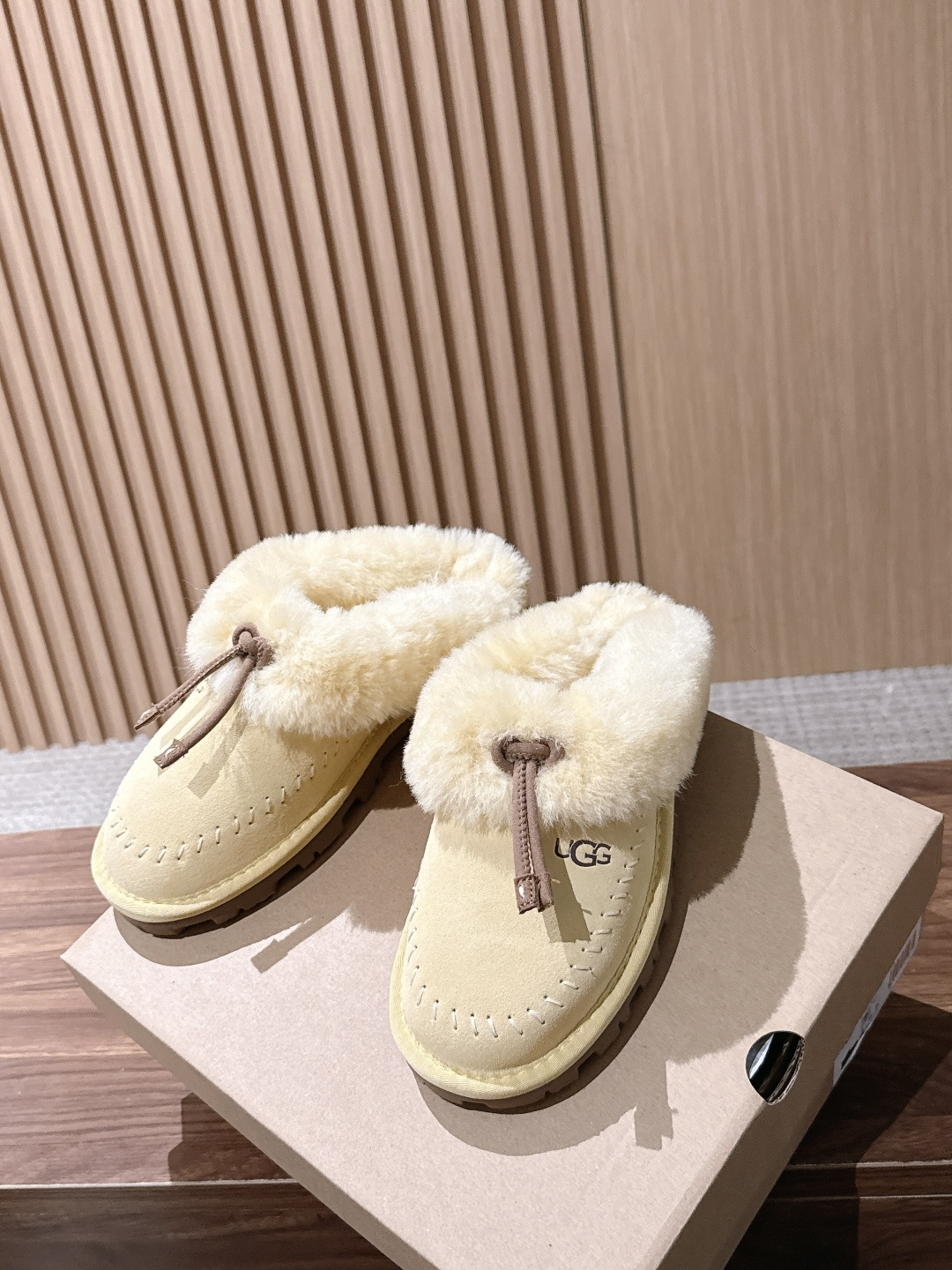UGG Coquette Stitch 克格特缝线便鞋✨ 秋冬“踩云级”本命毛毛半拖,适配所有慵懒系穿搭 复古民族风明线 UGG Coquette Stitch 克格特缝线便鞋✨ 秋冬“踩云级”本命毛毛半拖,适配所有慵懒系穿搭 复古民族风明线