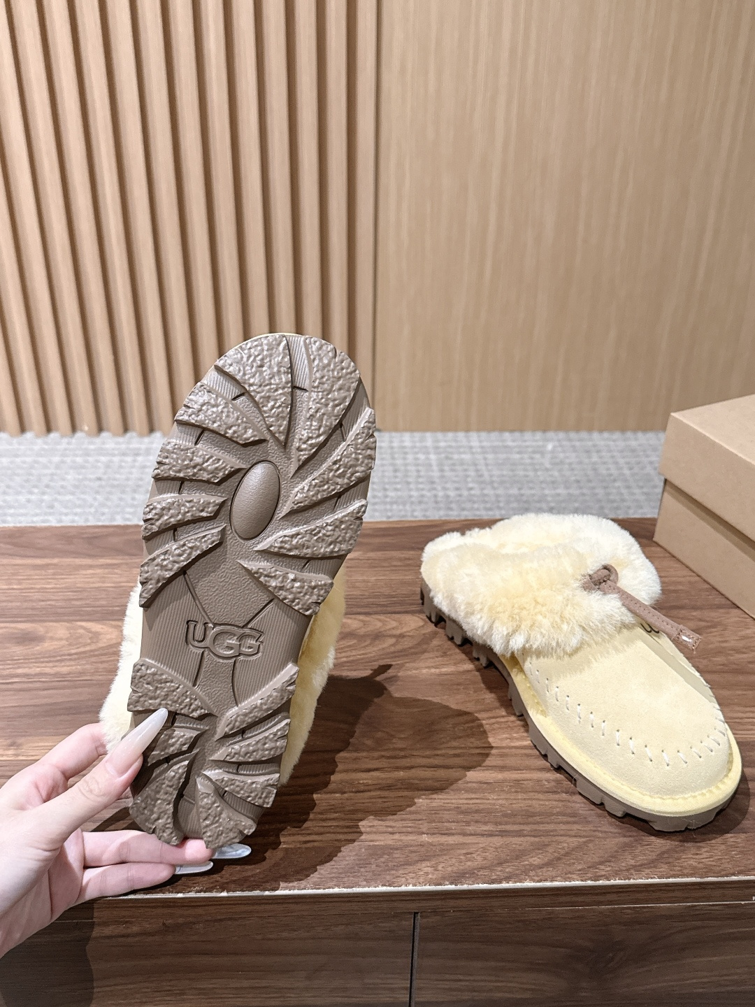 UGG Coquette Stitch 克格特缝线便鞋✨ 秋冬“踩云级”本命毛毛半拖,适配所有慵懒系穿搭 复古民族风明线 UGG Coquette Stitch 克格特缝线便鞋✨ 秋冬“踩云级”本命毛毛半拖,适配所有慵懒系穿搭 复古民族风明线