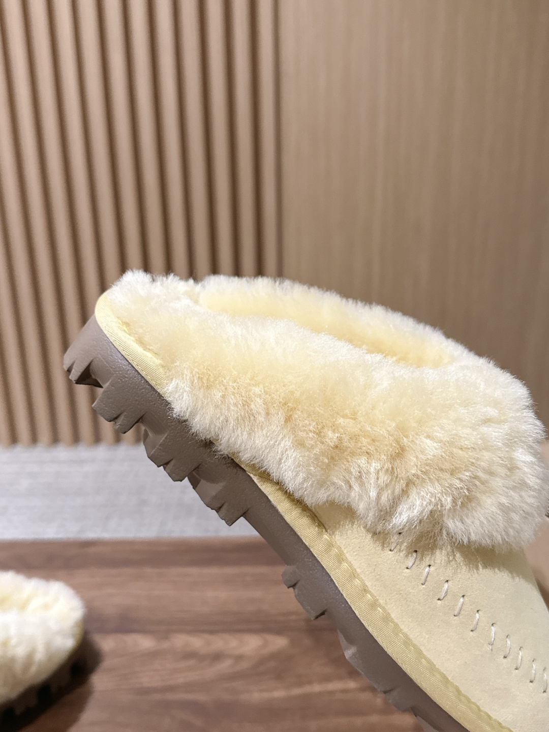 UGG Coquette Stitch 克格特缝线便鞋✨ 秋冬“踩云级”本命毛毛半拖,适配所有慵懒系穿搭 复古民族风明线 UGG Coquette Stitch 克格特缝线便鞋✨ 秋冬“踩云级”本命毛毛半拖,适配所有慵懒系穿搭 复古民族风明线