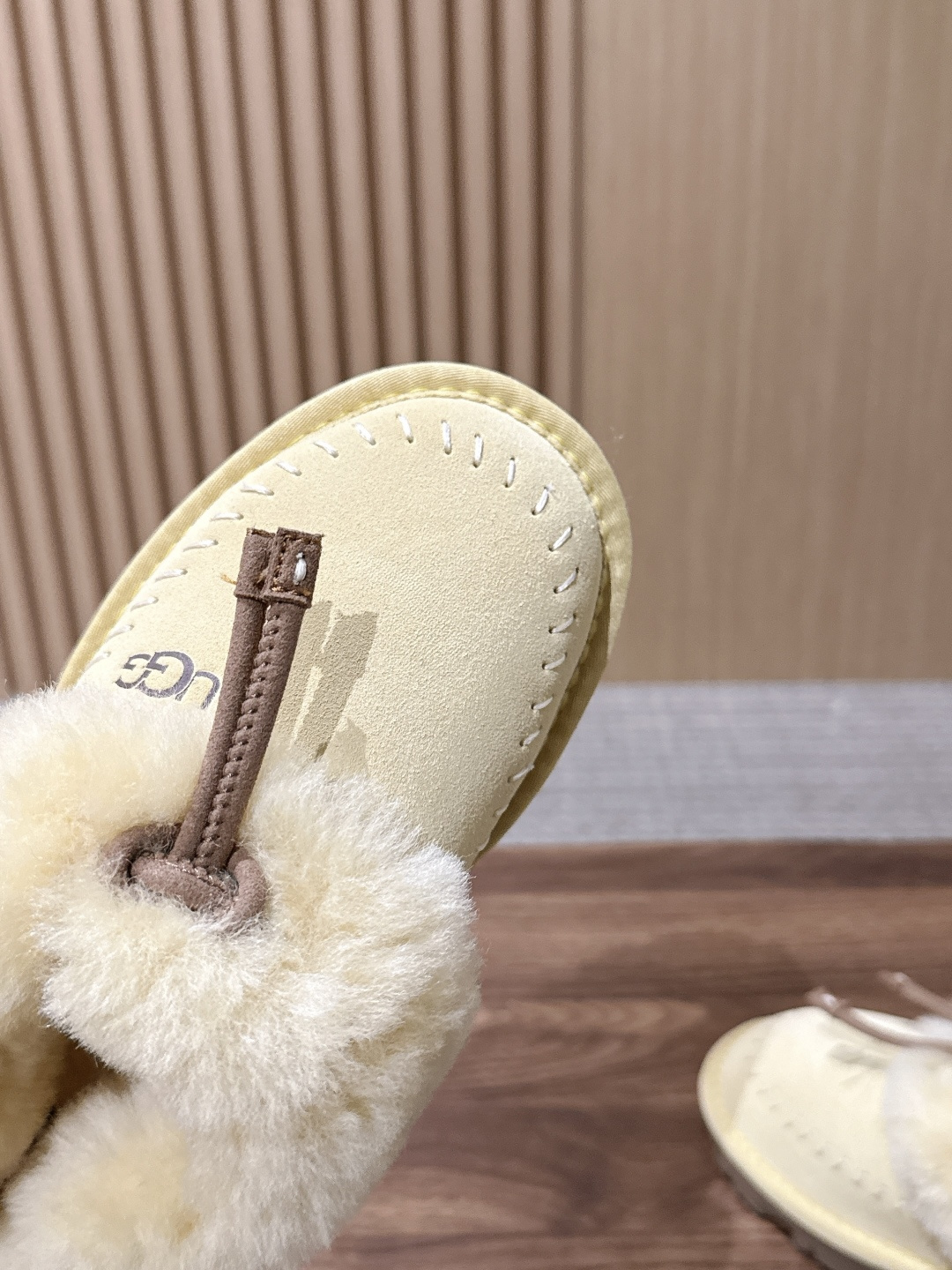 UGG Coquette Stitch 克格特缝线便鞋✨ 秋冬“踩云级”本命毛毛半拖,适配所有慵懒系穿搭 复古民族风明线 UGG Coquette Stitch 克格特缝线便鞋✨ 秋冬“踩云级”本命毛毛半拖,适配所有慵懒系穿搭 复古民族风明线