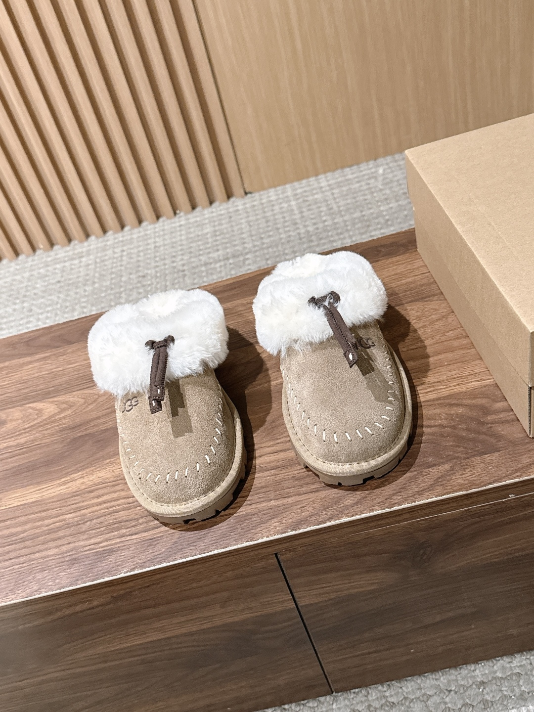 UGG Coquette Stitch 克格特缝线便鞋✨ 秋冬“踩云级”本命毛毛半拖,适配所有慵懒系穿搭 复古民族风明线 UGG Coquette Stitch 克格特缝线便鞋✨ 秋冬“踩云级”本命毛毛半拖,适配所有慵懒系穿搭 复古民族风明线