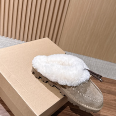 UGG Coquette Stitch 克格特缝线便鞋✨ 秋冬“踩云级”本命毛毛半拖,适配所有慵懒系穿搭 复古民族风明线 UGG Coquette Stitch 克格特缝线便鞋✨ 秋冬“踩云级”本命毛毛半拖,适配所有慵懒系穿搭 复古民族风明线