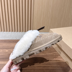 UGG Coquette Stitch 克格特缝线便鞋✨ 秋冬“踩云级”本命毛毛半拖,适配所有慵懒系穿搭 复古民族风明线 UGG Coquette Stitch 克格特缝线便鞋✨ 秋冬“踩云级”本命毛毛半拖,适配所有慵懒系穿搭 复古民族风明线