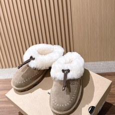 UGG Coquette Stitch 克格特缝线便鞋✨ 秋冬“踩云级”本命毛毛半拖,适配所有慵懒系穿搭 复古民族风明线 UGG Coquette Stitch 克格特缝线便鞋✨ 秋冬“踩云级”本命毛毛半拖,适配所有慵懒系穿搭 复古民族风明线