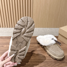 UGG Coquette Stitch 克格特缝线便鞋✨ 秋冬“踩云级”本命毛毛半拖,适配所有慵懒系穿搭 复古民族风明线 UGG Coquette Stitch 克格特缝线便鞋✨ 秋冬“踩云级”本命毛毛半拖,适配所有慵懒系穿搭 复古民族风明线