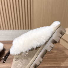 UGG Coquette Stitch 克格特缝线便鞋✨ 秋冬“踩云级”本命毛毛半拖,适配所有慵懒系穿搭 复古民族风明线 UGG Coquette Stitch 克格特缝线便鞋✨ 秋冬“踩云级”本命毛毛半拖,适配所有慵懒系穿搭 复古民族风明线