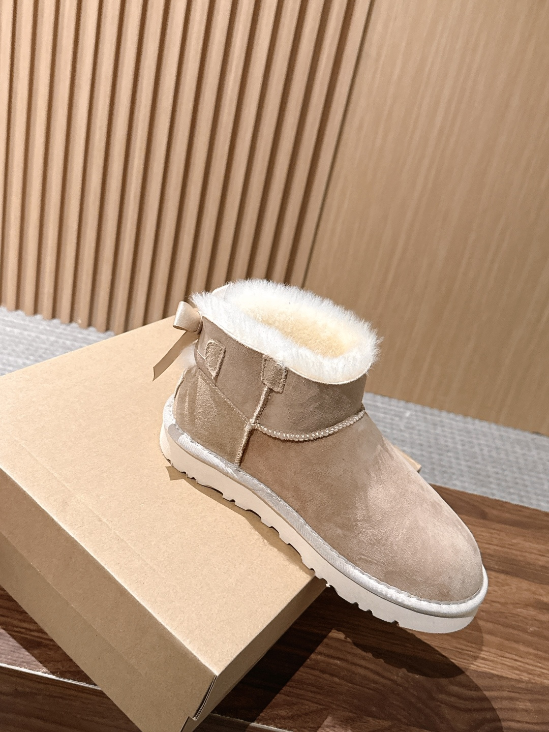UGG 呦叽叽2026秋冬新款 凌乱感毛流感后跟蝴蝶结雪地靴 像一只刚在雪地里打过滚的毛绒兔子——鞋内里毛流感不是修剪整 UGG 呦叽叽2026秋冬新款 凌乱感毛流感后跟蝴蝶结雪地靴 像一只刚在雪地里打过滚的毛绒兔子——鞋内里毛流感不是修剪整
