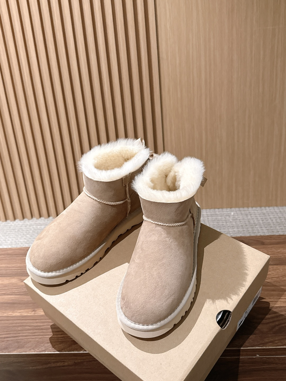 UGG 呦叽叽2026秋冬新款 凌乱感毛流感后跟蝴蝶结雪地靴 像一只刚在雪地里打过滚的毛绒兔子——鞋内里毛流感不是修剪整 UGG 呦叽叽2026秋冬新款 凌乱感毛流感后跟蝴蝶结雪地靴 像一只刚在雪地里打过滚的毛绒兔子——鞋内里毛流感不是修剪整