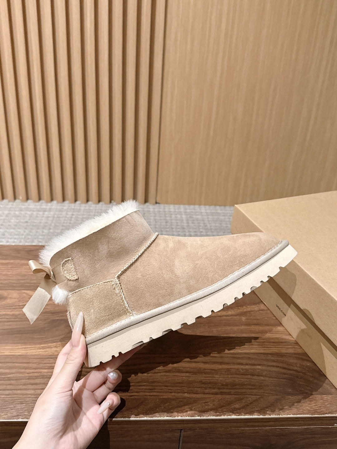 UGG 呦叽叽2026秋冬新款 凌乱感毛流感后跟蝴蝶结雪地靴 像一只刚在雪地里打过滚的毛绒兔子——鞋内里毛流感不是修剪整 UGG 呦叽叽2026秋冬新款 凌乱感毛流感后跟蝴蝶结雪地靴 像一只刚在雪地里打过滚的毛绒兔子——鞋内里毛流感不是修剪整