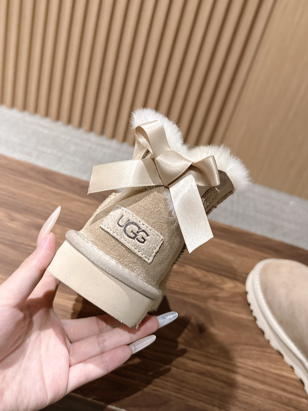 UGG 呦叽叽2026秋冬新款 凌乱感毛流感后跟蝴蝶结雪地靴 像一只刚在雪地里打过滚的毛绒兔子——鞋内里毛流感不是修剪整 UGG 呦叽叽2026秋冬新款 凌乱感毛流感后跟蝴蝶结雪地靴 像一只刚在雪地里打过滚的毛绒兔子——鞋内里毛流感不是修剪整
