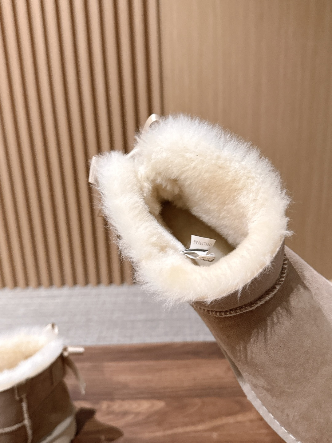 UGG 呦叽叽2026秋冬新款 凌乱感毛流感后跟蝴蝶结雪地靴 像一只刚在雪地里打过滚的毛绒兔子——鞋内里毛流感不是修剪整 UGG 呦叽叽2026秋冬新款 凌乱感毛流感后跟蝴蝶结雪地靴 像一只刚在雪地里打过滚的毛绒兔子——鞋内里毛流感不是修剪整