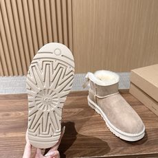 UGG 呦叽叽2026秋冬新款 凌乱感毛流感后跟蝴蝶结雪地靴 像一只刚在雪地里打过滚的毛绒兔子——鞋内里毛流感不是修剪整 UGG 呦叽叽2026秋冬新款 凌乱感毛流感后跟蝴蝶结雪地靴 像一只刚在雪地里打过滚的毛绒兔子——鞋内里毛流感不是修剪整