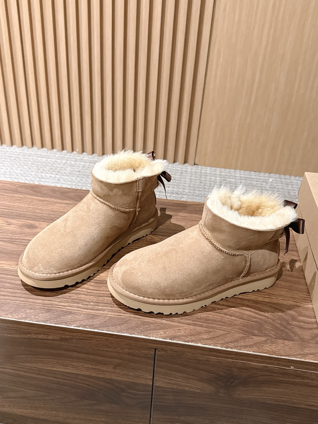 UGG 呦叽叽2026秋冬新款 凌乱感毛流感后跟蝴蝶结雪地靴 像一只刚在雪地里打过滚的毛绒兔子——鞋内里毛流感不是修剪整