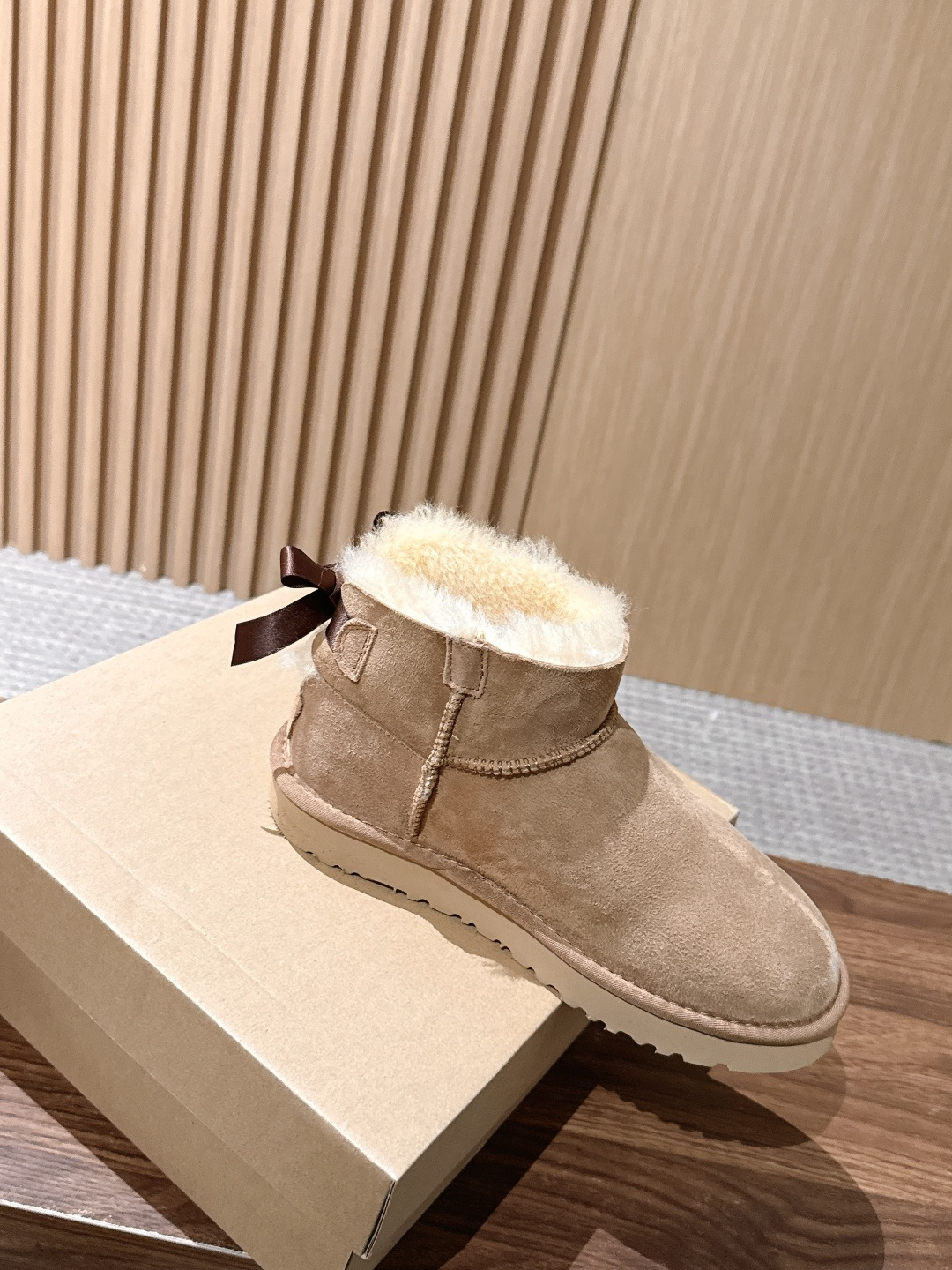 UGG 呦叽叽2026秋冬新款 凌乱感毛流感后跟蝴蝶结雪地靴 像一只刚在雪地里打过滚的毛绒兔子——鞋内里毛流感不是修剪整