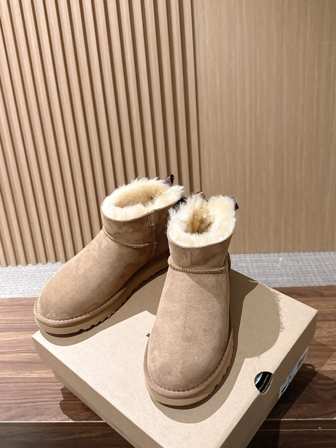 UGG 呦叽叽2026秋冬新款 凌乱感毛流感后跟蝴蝶结雪地靴 像一只刚在雪地里打过滚的毛绒兔子——鞋内里毛流感不是修剪整