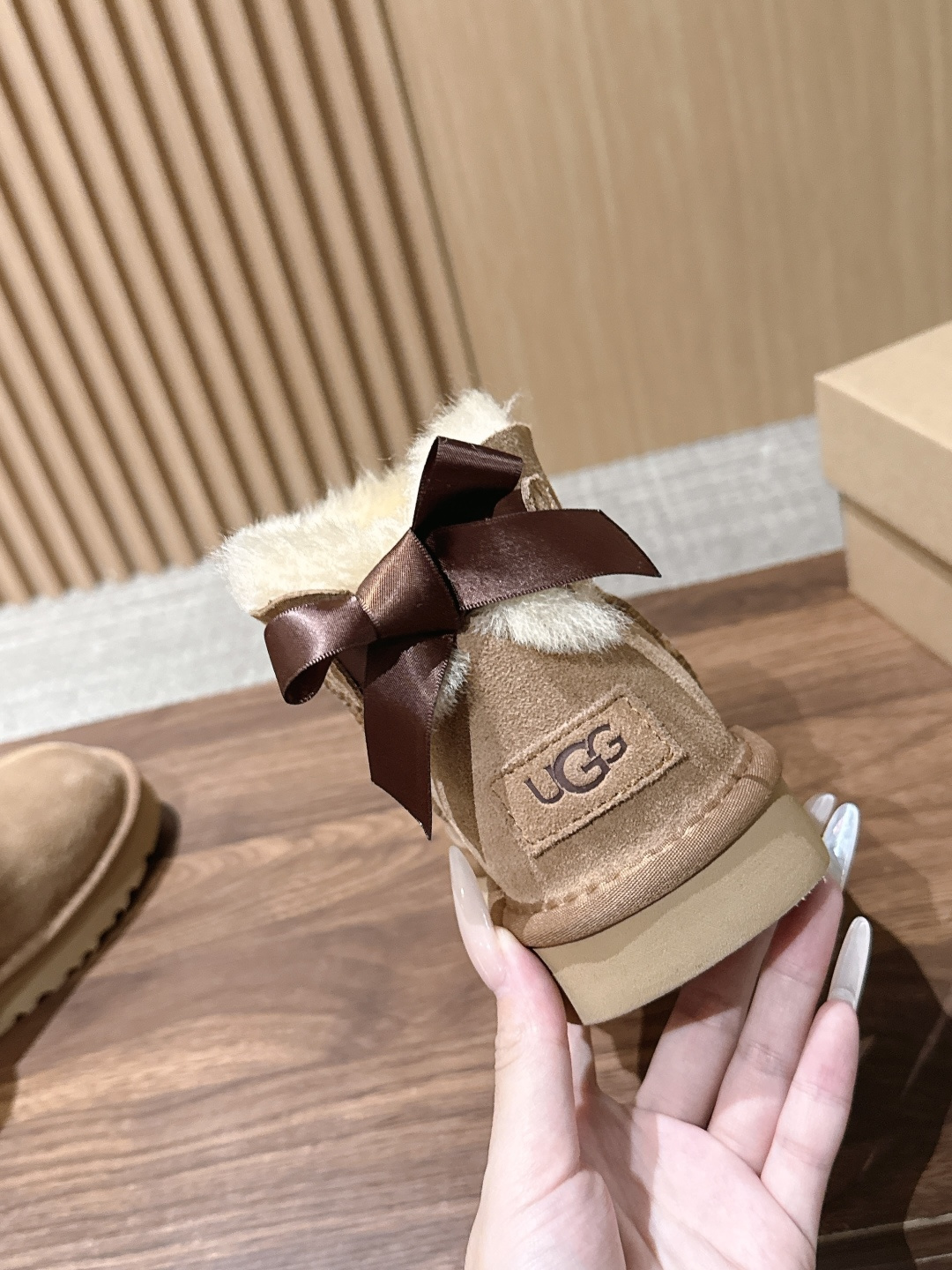 UGG 呦叽叽2026秋冬新款 凌乱感毛流感后跟蝴蝶结雪地靴 像一只刚在雪地里打过滚的毛绒兔子——鞋内里毛流感不是修剪整