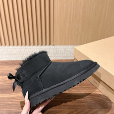 UGG 呦叽叽2026秋冬新款 凌乱感毛流感后跟蝴蝶结雪地靴 像一只刚在雪地里打过滚的毛绒兔子——鞋内里毛流感不是修剪整 UGG 呦叽叽2026秋冬新款 凌乱感毛流感后跟蝴蝶结雪地靴 像一只刚在雪地里打过滚的毛绒兔子——鞋内里毛流感不是修剪整