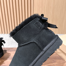 UGG 呦叽叽2026秋冬新款 凌乱感毛流感后跟蝴蝶结雪地靴 像一只刚在雪地里打过滚的毛绒兔子——鞋内里毛流感不是修剪整 UGG 呦叽叽2026秋冬新款 凌乱感毛流感后跟蝴蝶结雪地靴 像一只刚在雪地里打过滚的毛绒兔子——鞋内里毛流感不是修剪整