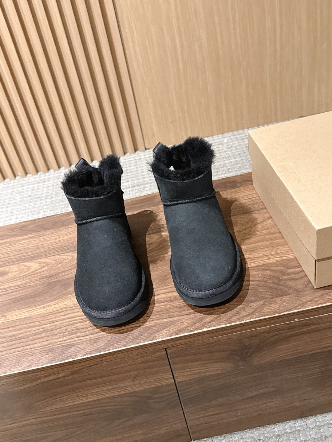 UGG 呦叽叽2026秋冬新款 凌乱感毛流感后跟蝴蝶结雪地靴 像一只刚在雪地里打过滚的毛绒兔子——鞋内里毛流感不是修剪整 UGG 呦叽叽2026秋冬新款 凌乱感毛流感后跟蝴蝶结雪地靴 像一只刚在雪地里打过滚的毛绒兔子——鞋内里毛流感不是修剪整