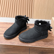 UGG 呦叽叽2026秋冬新款 凌乱感毛流感后跟蝴蝶结雪地靴 像一只刚在雪地里打过滚的毛绒兔子——鞋内里毛流感不是修剪整 UGG 呦叽叽2026秋冬新款 凌乱感毛流感后跟蝴蝶结雪地靴 像一只刚在雪地里打过滚的毛绒兔子——鞋内里毛流感不是修剪整