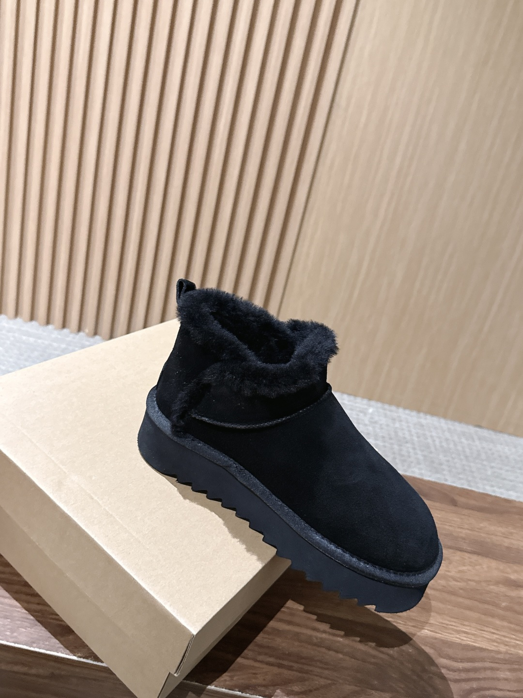 【厚底】UGG 呦叽叽2026秋冬新款 极简设计羊毛里雪地靴 像一只被剪去所有装饰的旧毛绒玩具——圆头钝拙如被反复揉捏过 【厚底】UGG 呦叽叽2026秋冬新款 极简设计羊毛里雪地靴 像一只被剪去所有装饰的旧毛绒玩具——圆头钝拙如被反复揉捏过
