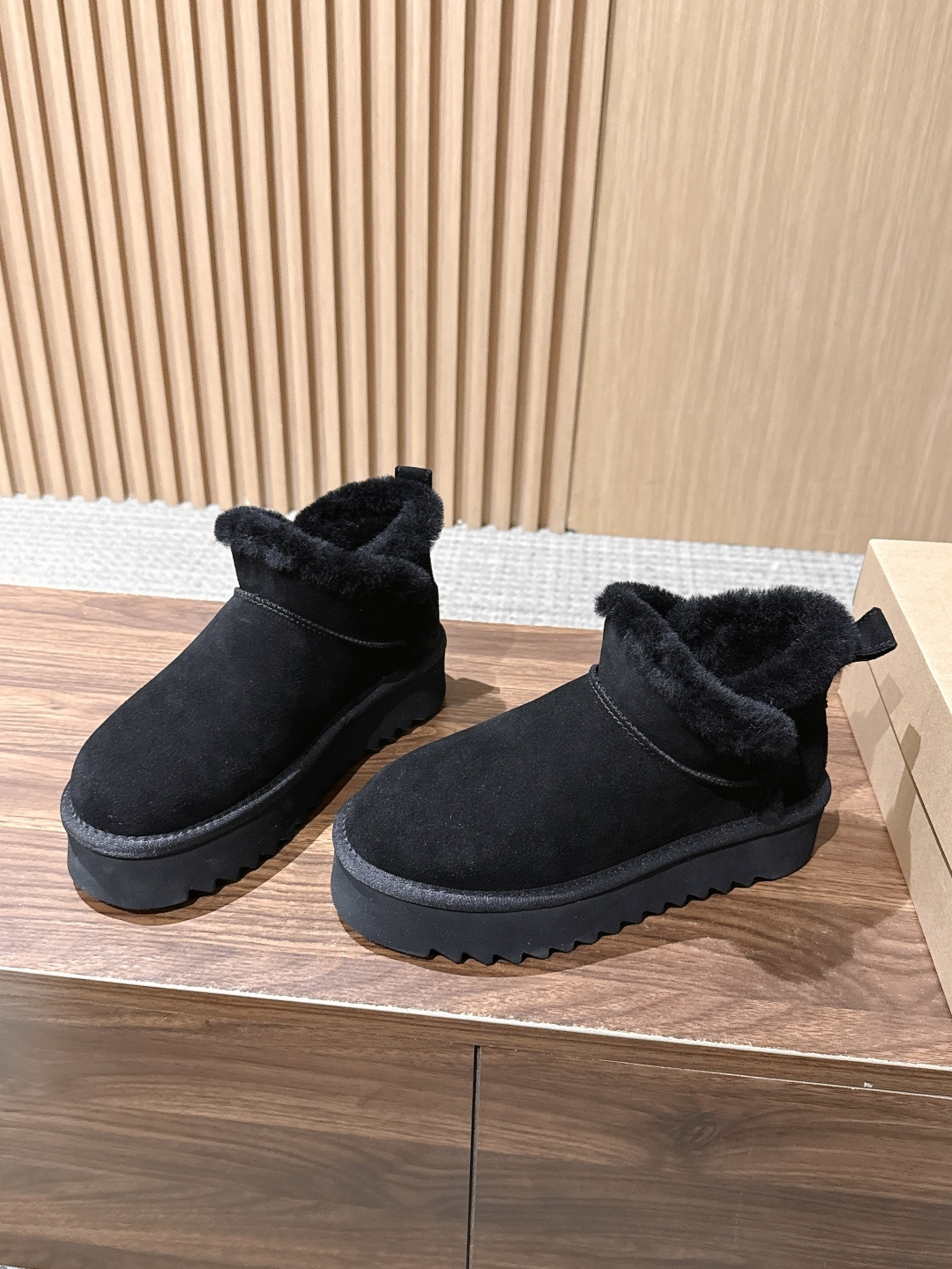 【厚底】UGG 呦叽叽2026秋冬新款 极简设计羊毛里雪地靴 像一只被剪去所有装饰的旧毛绒玩具——圆头钝拙如被反复揉捏过 【厚底】UGG 呦叽叽2026秋冬新款 极简设计羊毛里雪地靴 像一只被剪去所有装饰的旧毛绒玩具——圆头钝拙如被反复揉捏过