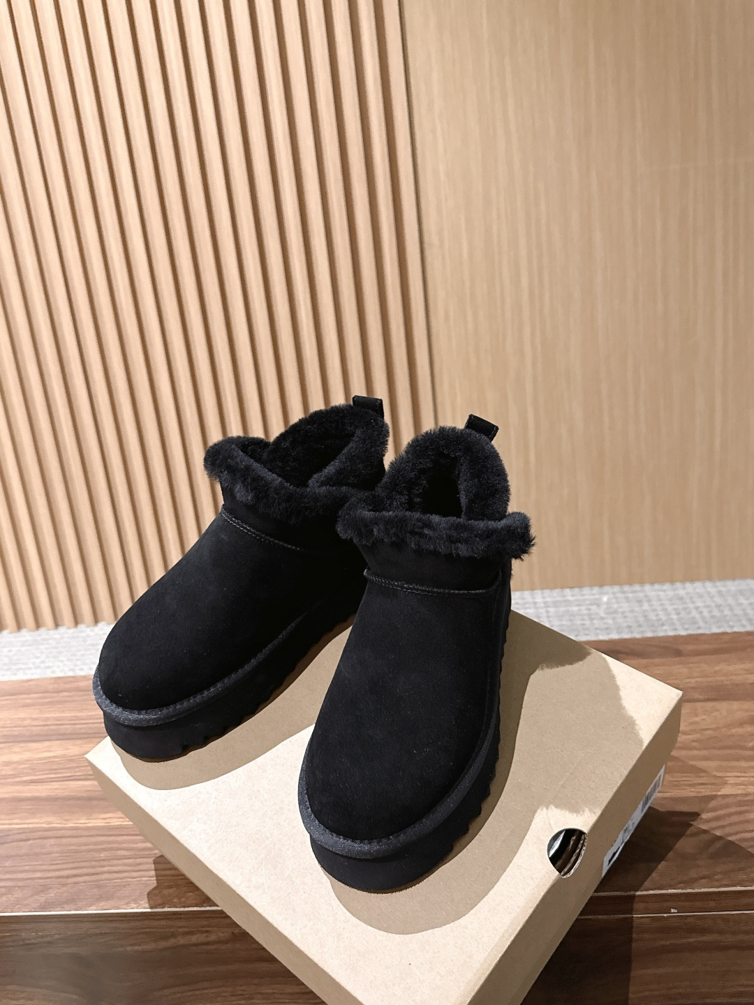 【厚底】UGG 呦叽叽2026秋冬新款 极简设计羊毛里雪地靴 像一只被剪去所有装饰的旧毛绒玩具——圆头钝拙如被反复揉捏过 【厚底】UGG 呦叽叽2026秋冬新款 极简设计羊毛里雪地靴 像一只被剪去所有装饰的旧毛绒玩具——圆头钝拙如被反复揉捏过