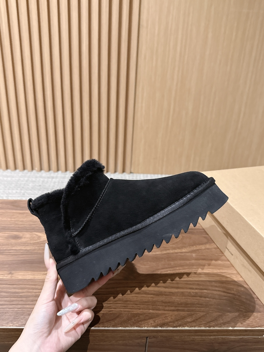 【厚底】UGG 呦叽叽2026秋冬新款 极简设计羊毛里雪地靴 像一只被剪去所有装饰的旧毛绒玩具——圆头钝拙如被反复揉捏过 【厚底】UGG 呦叽叽2026秋冬新款 极简设计羊毛里雪地靴 像一只被剪去所有装饰的旧毛绒玩具——圆头钝拙如被反复揉捏过