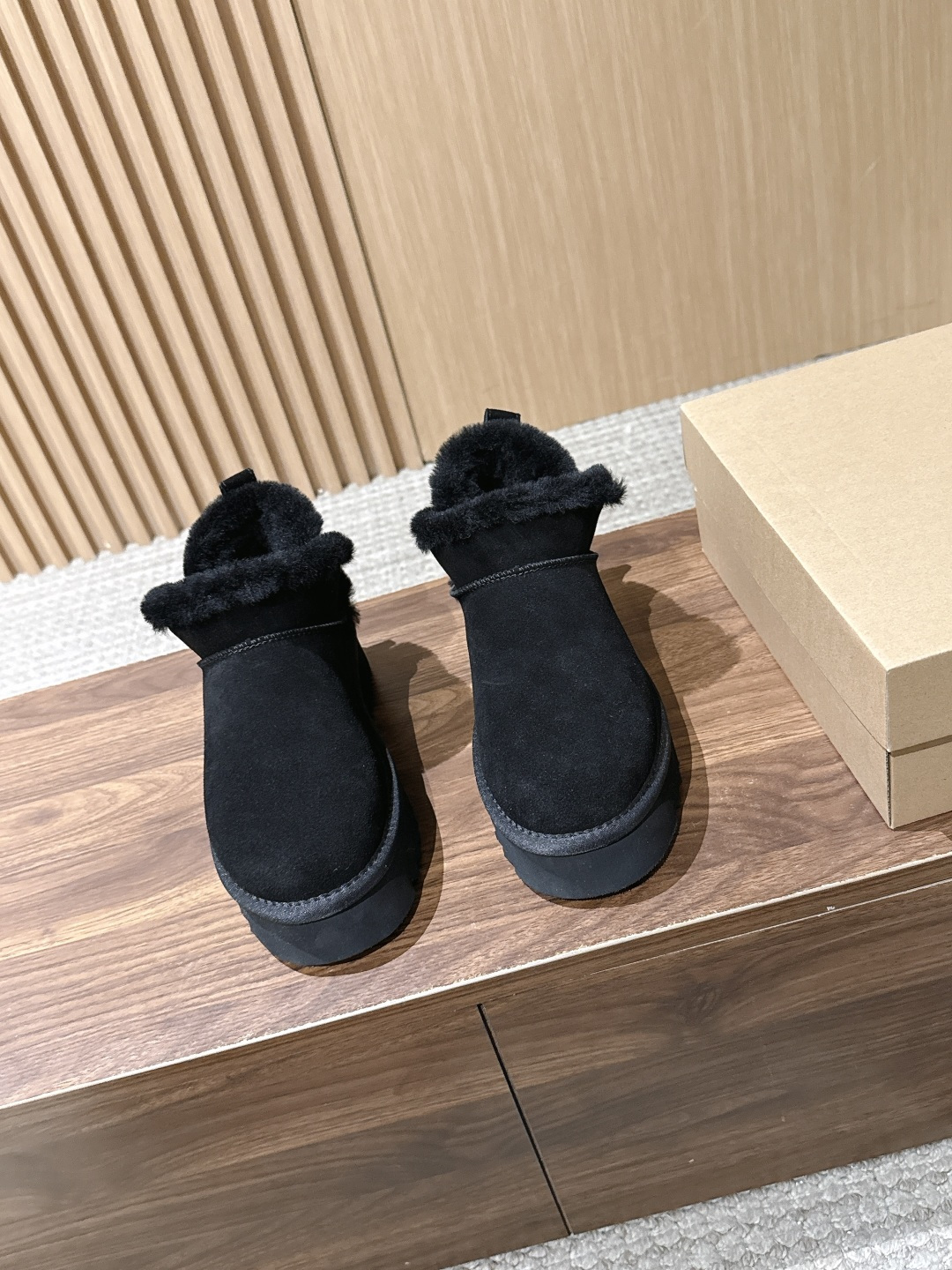 【厚底】UGG 呦叽叽2026秋冬新款 极简设计羊毛里雪地靴 像一只被剪去所有装饰的旧毛绒玩具——圆头钝拙如被反复揉捏过 【厚底】UGG 呦叽叽2026秋冬新款 极简设计羊毛里雪地靴 像一只被剪去所有装饰的旧毛绒玩具——圆头钝拙如被反复揉捏过