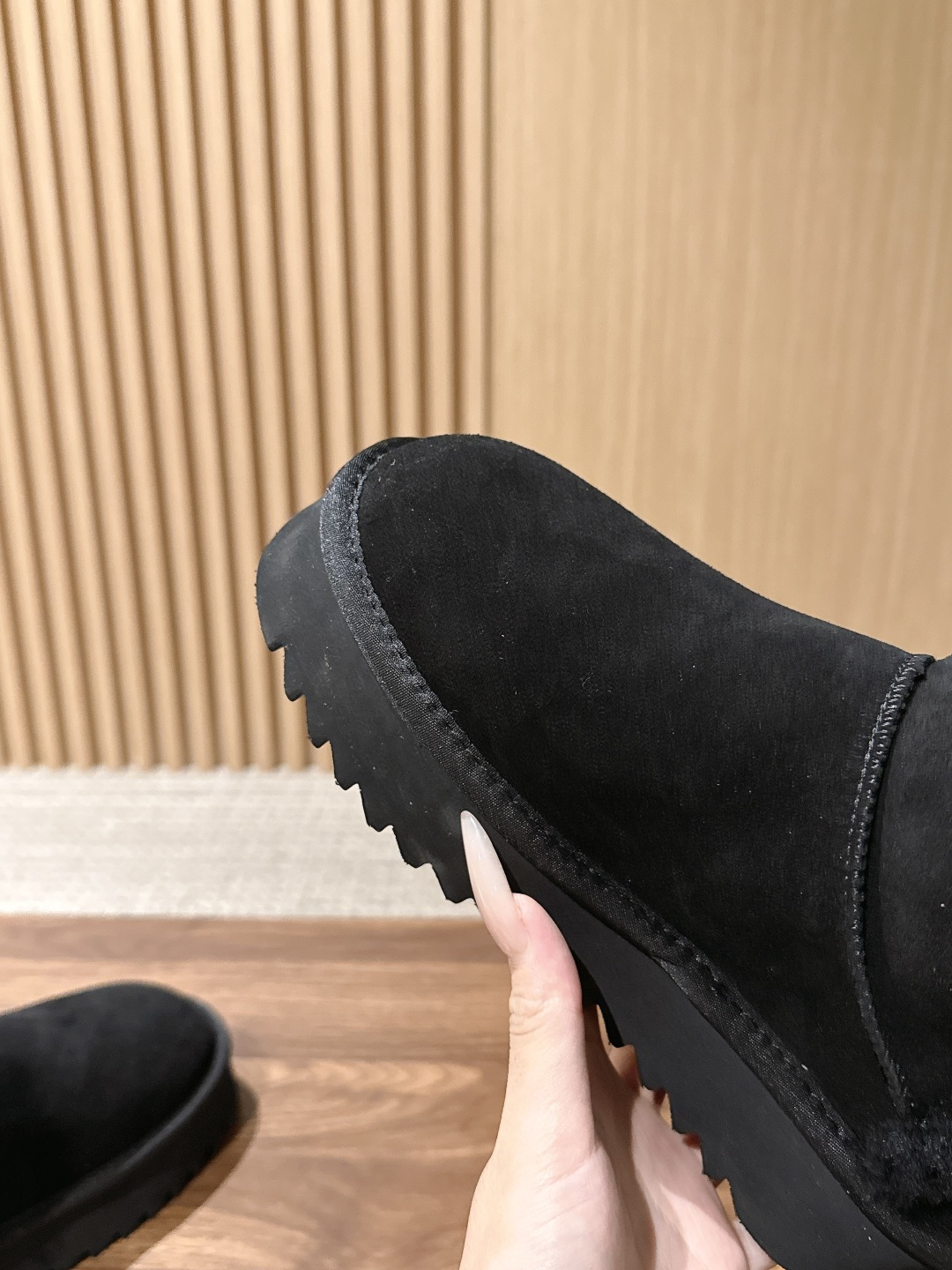 【厚底】UGG 呦叽叽2026秋冬新款 极简设计羊毛里雪地靴 像一只被剪去所有装饰的旧毛绒玩具——圆头钝拙如被反复揉捏过 【厚底】UGG 呦叽叽2026秋冬新款 极简设计羊毛里雪地靴 像一只被剪去所有装饰的旧毛绒玩具——圆头钝拙如被反复揉捏过