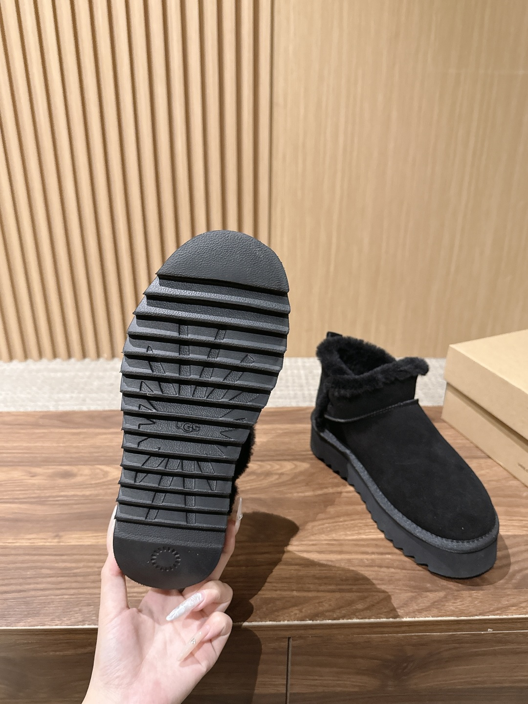 【厚底】UGG 呦叽叽2026秋冬新款 极简设计羊毛里雪地靴 像一只被剪去所有装饰的旧毛绒玩具——圆头钝拙如被反复揉捏过 【厚底】UGG 呦叽叽2026秋冬新款 极简设计羊毛里雪地靴 像一只被剪去所有装饰的旧毛绒玩具——圆头钝拙如被反复揉捏过