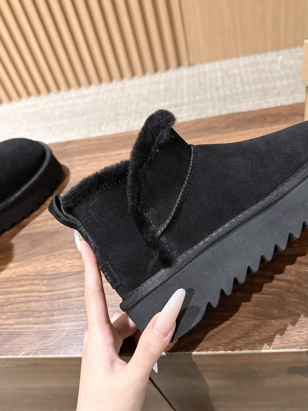【厚底】UGG 呦叽叽2026秋冬新款 极简设计羊毛里雪地靴 像一只被剪去所有装饰的旧毛绒玩具——圆头钝拙如被反复揉捏过 【厚底】UGG 呦叽叽2026秋冬新款 极简设计羊毛里雪地靴 像一只被剪去所有装饰的旧毛绒玩具——圆头钝拙如被反复揉捏过
