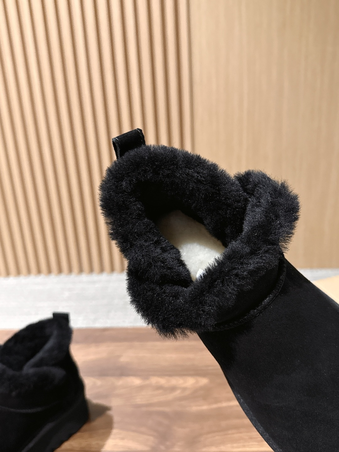 【厚底】UGG 呦叽叽2026秋冬新款 极简设计羊毛里雪地靴 像一只被剪去所有装饰的旧毛绒玩具——圆头钝拙如被反复揉捏过 【厚底】UGG 呦叽叽2026秋冬新款 极简设计羊毛里雪地靴 像一只被剪去所有装饰的旧毛绒玩具——圆头钝拙如被反复揉捏过