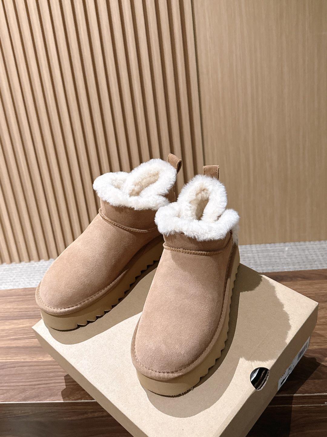 【厚底】UGG 呦叽叽2026秋冬新款 极简设计羊毛里雪地靴 像一只被剪去所有装饰的旧毛绒玩具——圆头钝拙如被反复揉捏过 【厚底】UGG 呦叽叽2026秋冬新款 极简设计羊毛里雪地靴 像一只被剪去所有装饰的旧毛绒玩具——圆头钝拙如被反复揉捏过