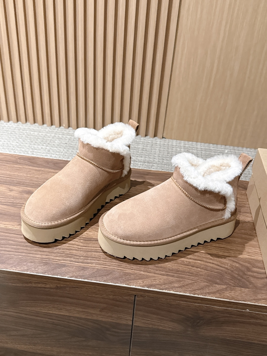 【厚底】UGG 呦叽叽2026秋冬新款 极简设计羊毛里雪地靴 像一只被剪去所有装饰的旧毛绒玩具——圆头钝拙如被反复揉捏过 【厚底】UGG 呦叽叽2026秋冬新款 极简设计羊毛里雪地靴 像一只被剪去所有装饰的旧毛绒玩具——圆头钝拙如被反复揉捏过