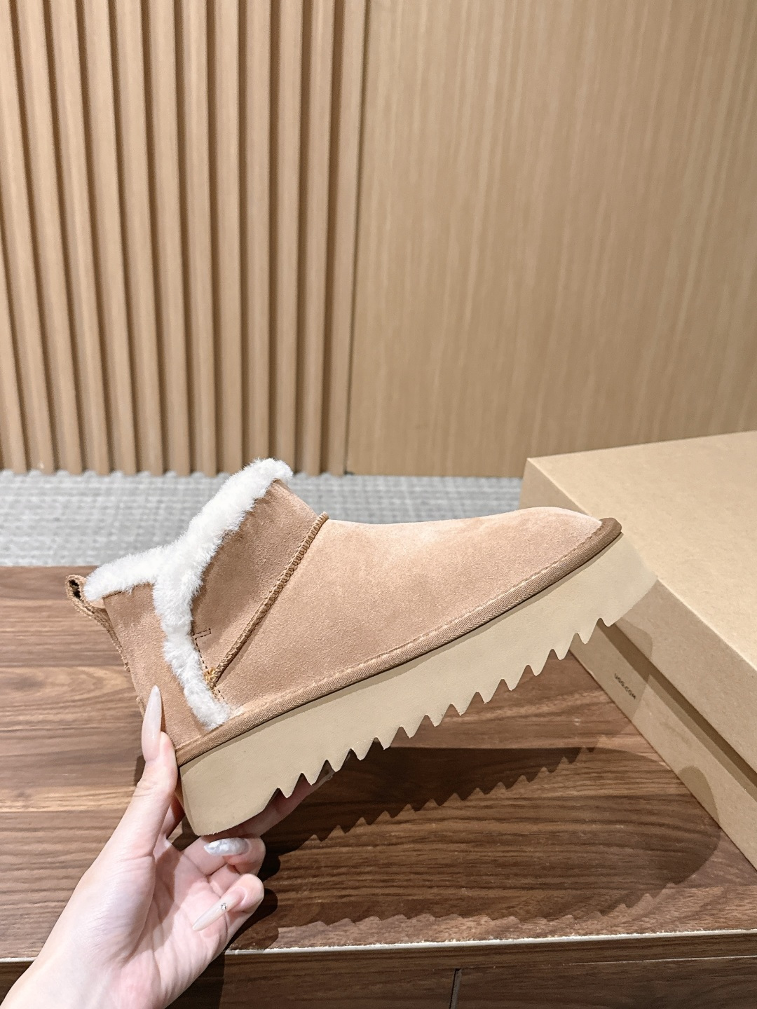【厚底】UGG 呦叽叽2026秋冬新款 极简设计羊毛里雪地靴 像一只被剪去所有装饰的旧毛绒玩具——圆头钝拙如被反复揉捏过 【厚底】UGG 呦叽叽2026秋冬新款 极简设计羊毛里雪地靴 像一只被剪去所有装饰的旧毛绒玩具——圆头钝拙如被反复揉捏过