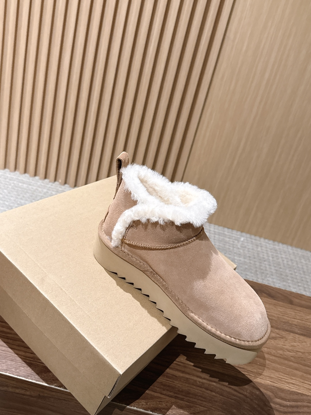 【厚底】UGG 呦叽叽2026秋冬新款 极简设计羊毛里雪地靴 像一只被剪去所有装饰的旧毛绒玩具——圆头钝拙如被反复揉捏过 【厚底】UGG 呦叽叽2026秋冬新款 极简设计羊毛里雪地靴 像一只被剪去所有装饰的旧毛绒玩具——圆头钝拙如被反复揉捏过