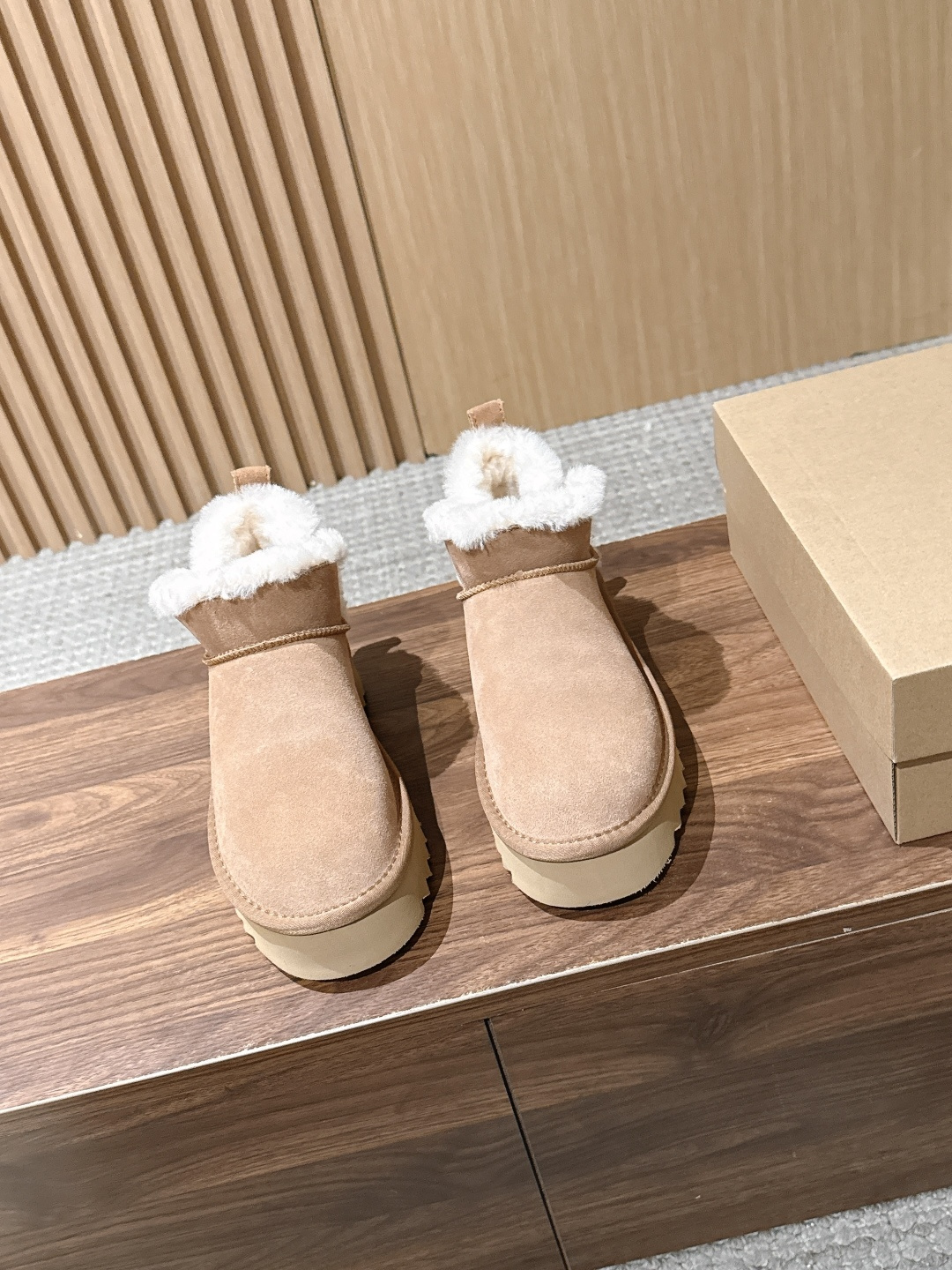 【厚底】UGG 呦叽叽2026秋冬新款 极简设计羊毛里雪地靴 像一只被剪去所有装饰的旧毛绒玩具——圆头钝拙如被反复揉捏过 【厚底】UGG 呦叽叽2026秋冬新款 极简设计羊毛里雪地靴 像一只被剪去所有装饰的旧毛绒玩具——圆头钝拙如被反复揉捏过
