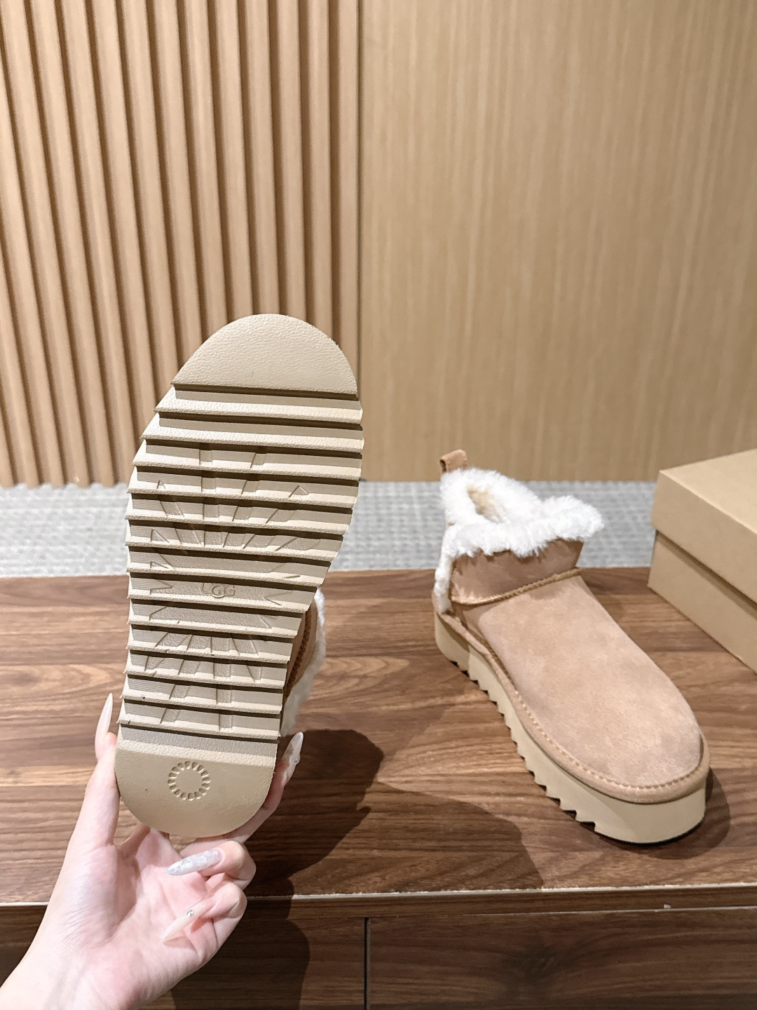 【厚底】UGG 呦叽叽2026秋冬新款 极简设计羊毛里雪地靴 像一只被剪去所有装饰的旧毛绒玩具——圆头钝拙如被反复揉捏过 【厚底】UGG 呦叽叽2026秋冬新款 极简设计羊毛里雪地靴 像一只被剪去所有装饰的旧毛绒玩具——圆头钝拙如被反复揉捏过