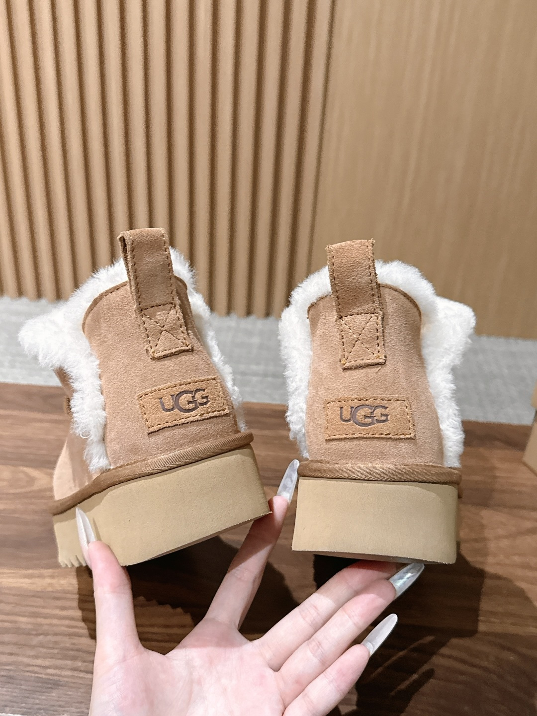 【厚底】UGG 呦叽叽2026秋冬新款 极简设计羊毛里雪地靴 像一只被剪去所有装饰的旧毛绒玩具——圆头钝拙如被反复揉捏过 【厚底】UGG 呦叽叽2026秋冬新款 极简设计羊毛里雪地靴 像一只被剪去所有装饰的旧毛绒玩具——圆头钝拙如被反复揉捏过