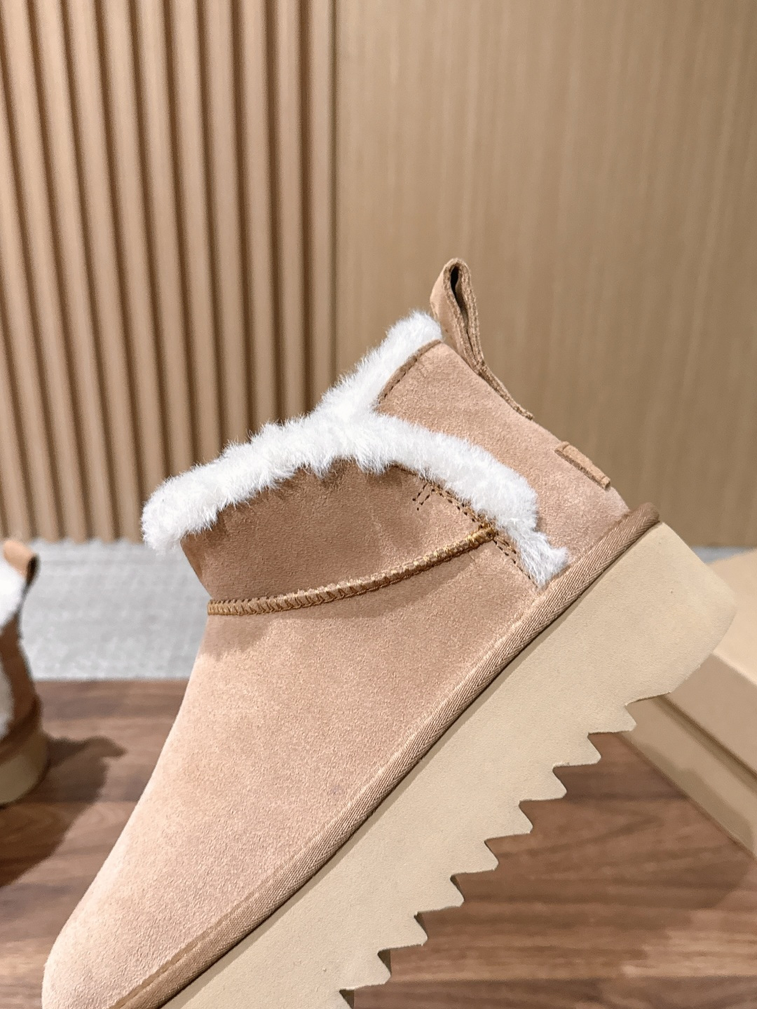 【厚底】UGG 呦叽叽2026秋冬新款 极简设计羊毛里雪地靴 像一只被剪去所有装饰的旧毛绒玩具——圆头钝拙如被反复揉捏过 【厚底】UGG 呦叽叽2026秋冬新款 极简设计羊毛里雪地靴 像一只被剪去所有装饰的旧毛绒玩具——圆头钝拙如被反复揉捏过