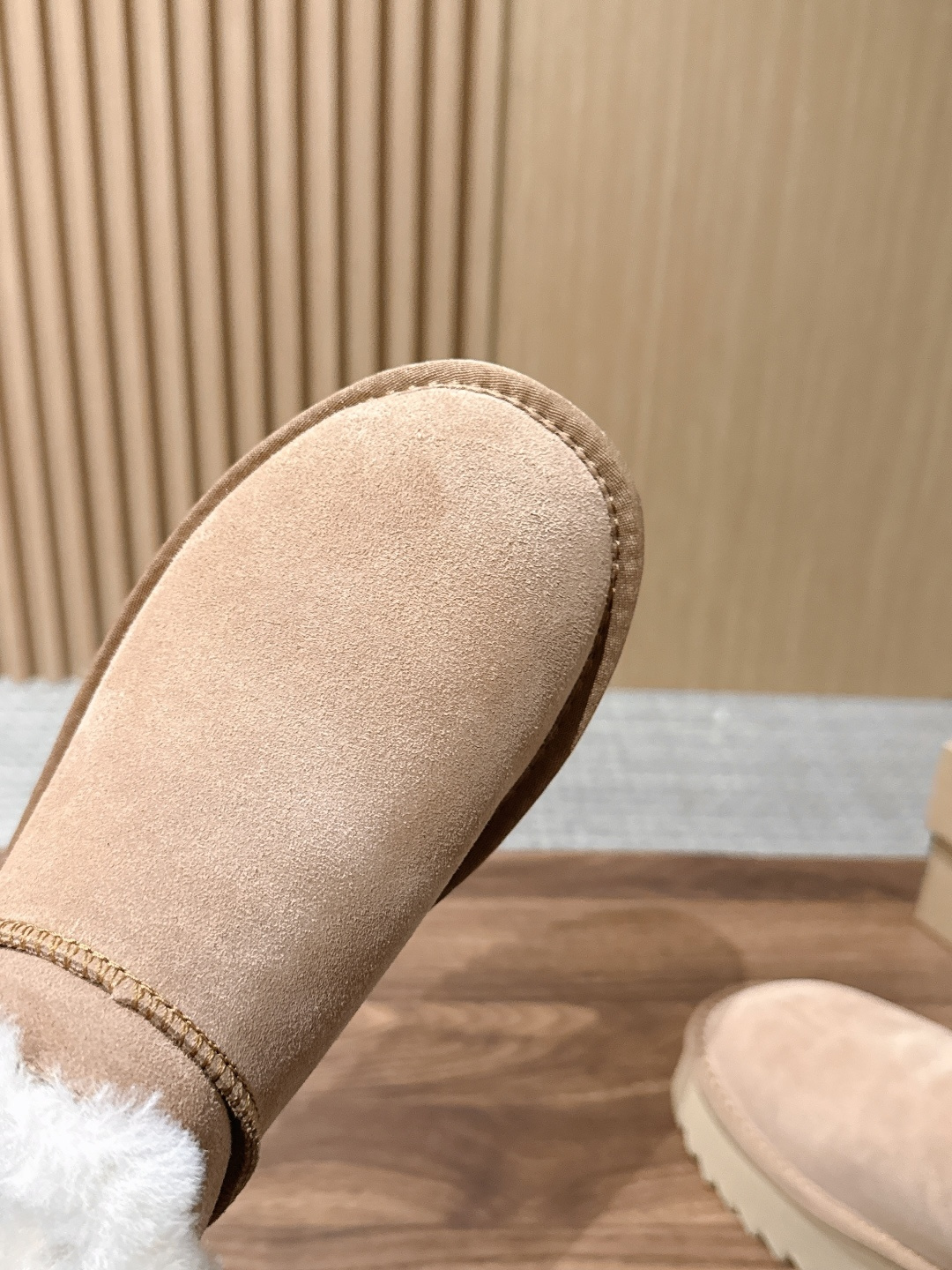 【厚底】UGG 呦叽叽2026秋冬新款 极简设计羊毛里雪地靴 像一只被剪去所有装饰的旧毛绒玩具——圆头钝拙如被反复揉捏过 【厚底】UGG 呦叽叽2026秋冬新款 极简设计羊毛里雪地靴 像一只被剪去所有装饰的旧毛绒玩具——圆头钝拙如被反复揉捏过