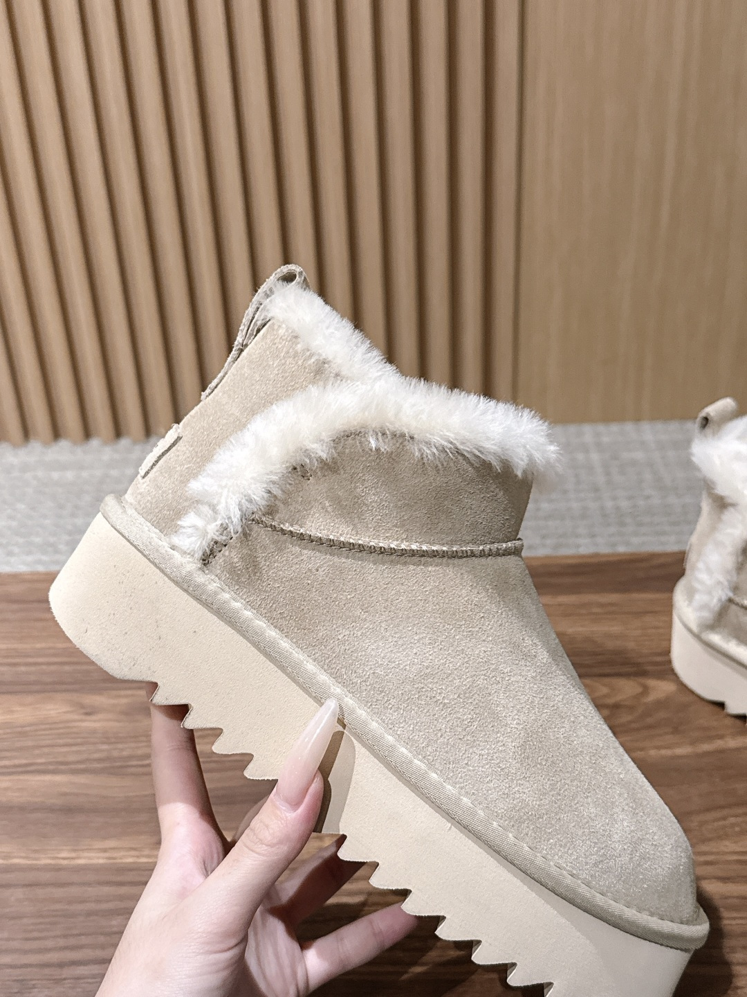 【厚底】UGG 呦叽叽2026秋冬新款 极简设计羊毛里雪地靴 像一只被剪去所有装饰的旧毛绒玩具——圆头钝拙如被反复揉捏过