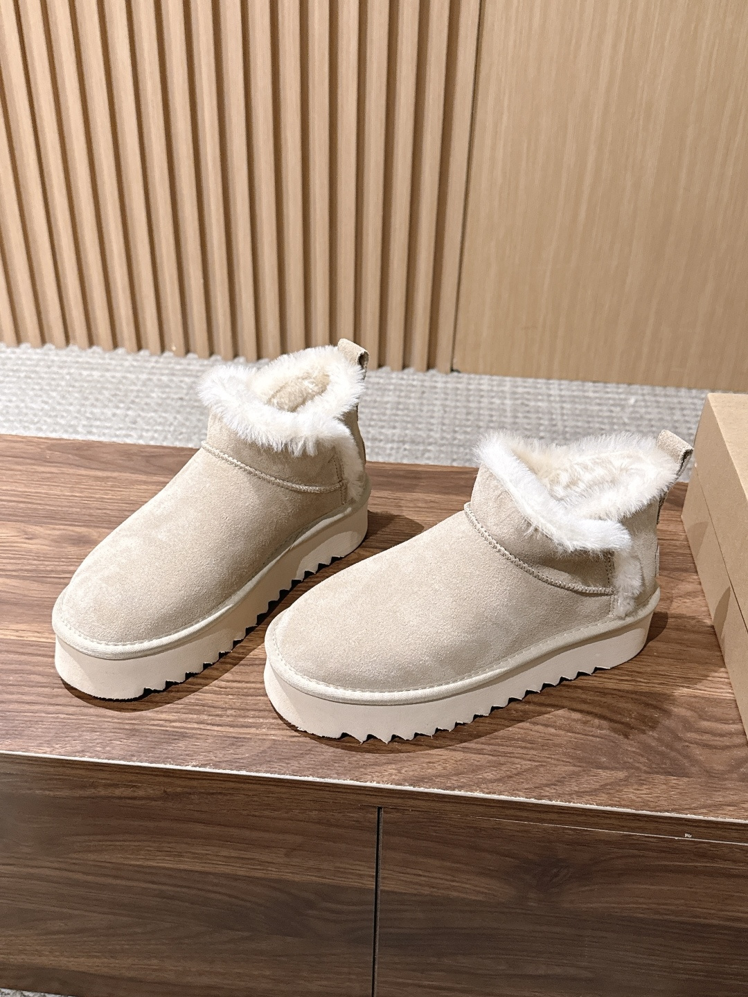 【厚底】UGG 呦叽叽2026秋冬新款 极简设计羊毛里雪地靴 像一只被剪去所有装饰的旧毛绒玩具——圆头钝拙如被反复揉捏过