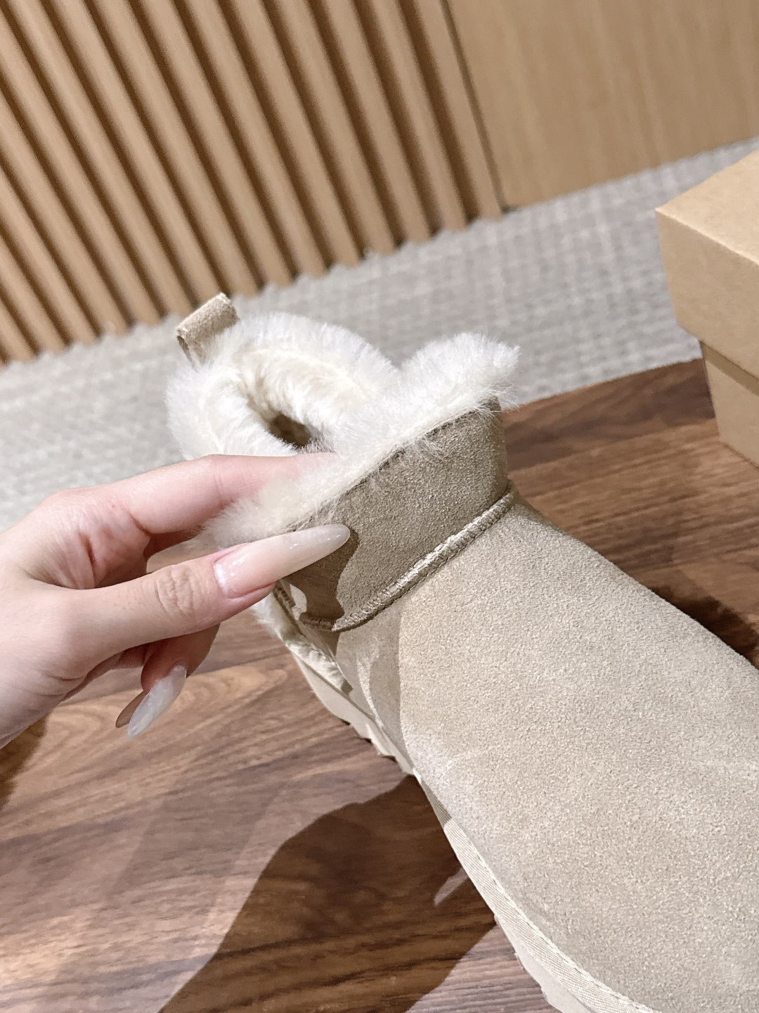 【厚底】UGG 呦叽叽2026秋冬新款 极简设计羊毛里雪地靴 像一只被剪去所有装饰的旧毛绒玩具——圆头钝拙如被反复揉捏过