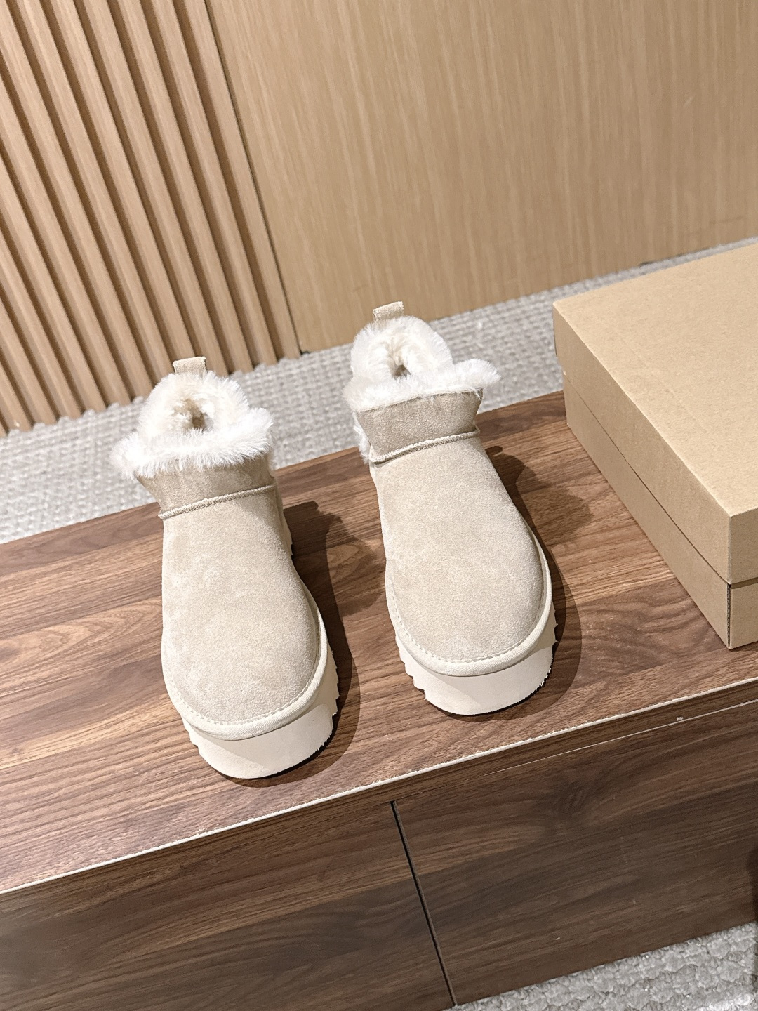 【厚底】UGG 呦叽叽2026秋冬新款 极简设计羊毛里雪地靴 像一只被剪去所有装饰的旧毛绒玩具——圆头钝拙如被反复揉捏过 【厚底】UGG 呦叽叽2026秋冬新款 极简设计羊毛里雪地靴 像一只被剪去所有装饰的旧毛绒玩具——圆头钝拙如被反复揉捏过