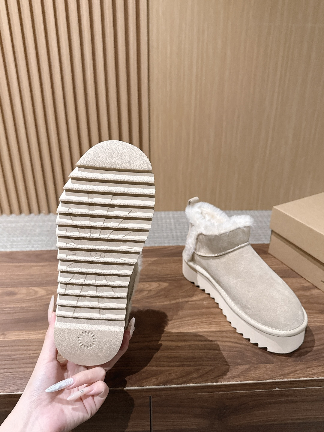 【厚底】UGG 呦叽叽2026秋冬新款 极简设计羊毛里雪地靴 像一只被剪去所有装饰的旧毛绒玩具——圆头钝拙如被反复揉捏过